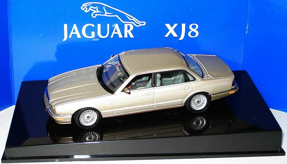 Foto 1:43 Jaguar XJ8 champagner-met. AUTOart 53573