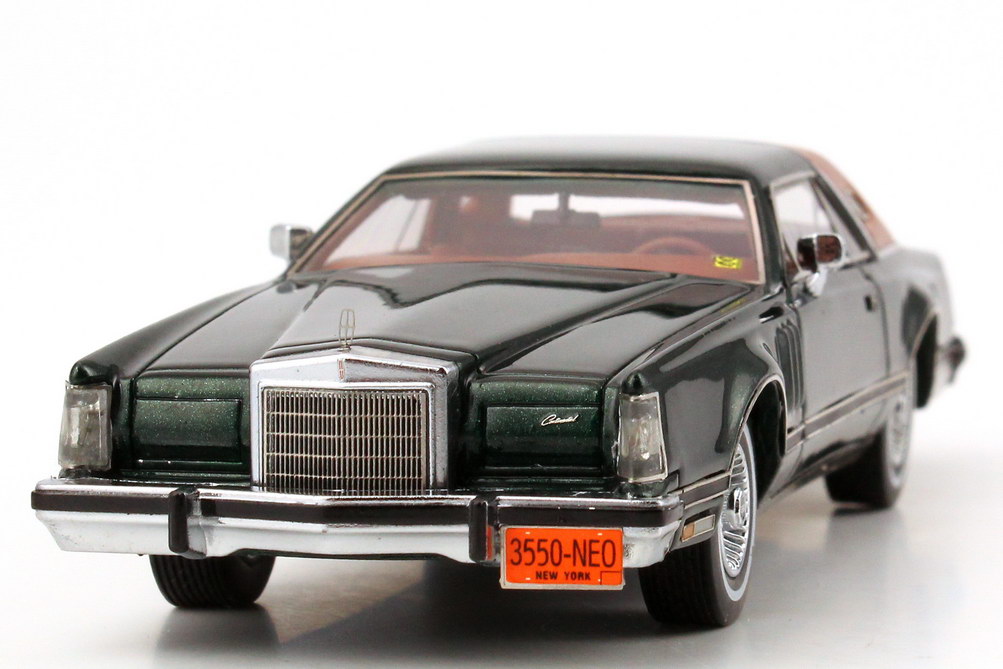 Foto 1:43 Lincoln Continental Mark V dunkel-grün-met./braun NEO Scale Models 43550