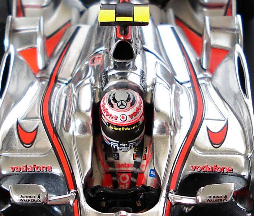 Foto 1:43 McLaren Mercedes MP 4-23 Formel 1 2008 Vodafone Nr.23, Heikki Kovalainen Werbemodell Minichamps B66962423