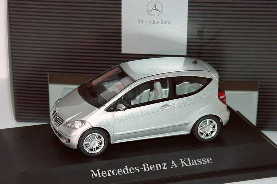 Foto 1:43 Mercedes-Benz A-Klasse 3türig (W169) polarsilber-met. Werbemodell Schuco B66961986
