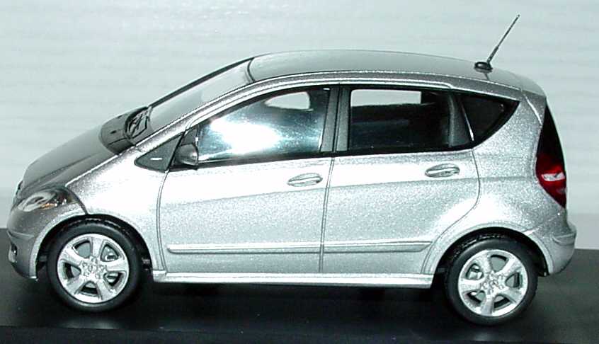 Mercedes-Benz A-Klasse (W169) polarsilber-met. Werbemodell Maisto B66962197  in der 1zu87.com Modellauto-Galerie