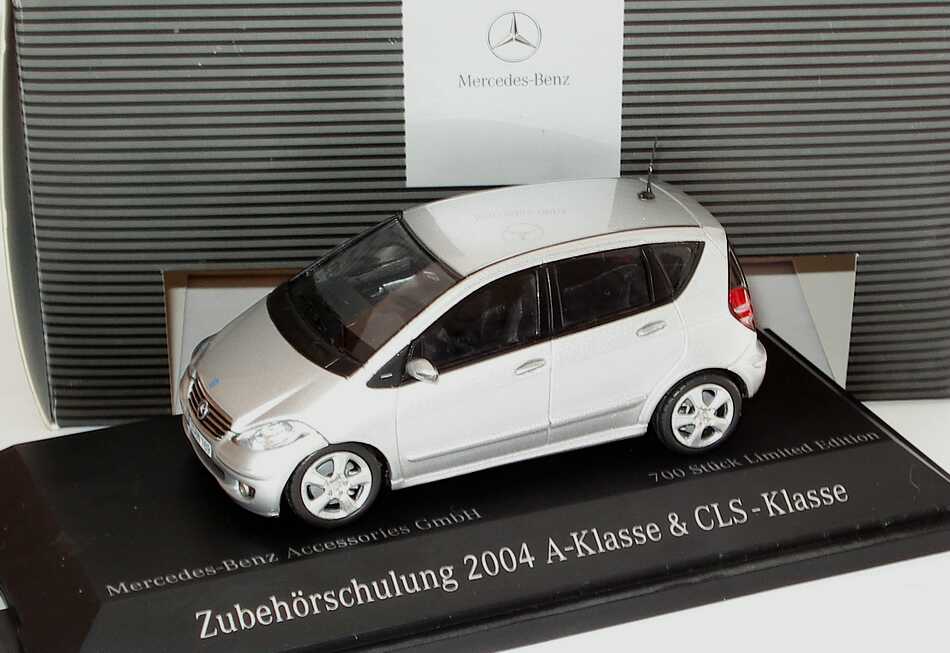 Foto 1:43 Mercedes-Benz A-Klasse 5türig (W169) polarsilber-met. Zubehörschulung 2004 A-Klasse & CLS-Klasse Werbemodell Schuco B66961983