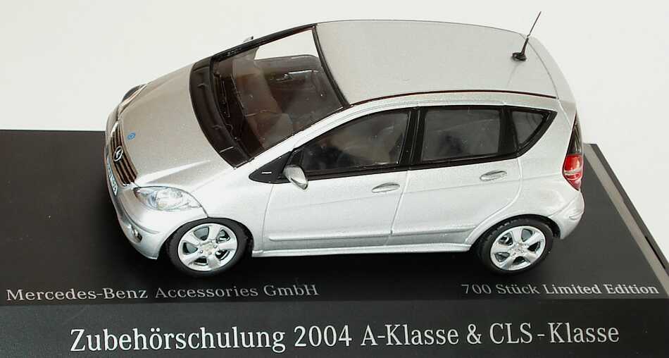 Foto 1:43 Mercedes-Benz A-Klasse 5türig (W169) polarsilber-met. Zubehörschulung 2004 A-Klasse & CLS-Klasse Werbemodell Schuco B66961983