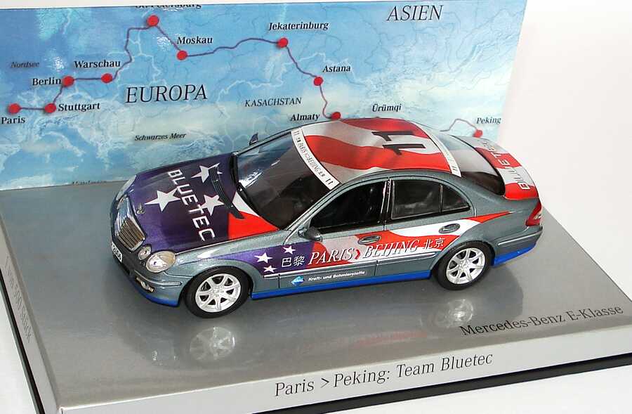 Foto 1:43 Mercedes-Benz E-Klasse Facelift (W211) Rallye Paris-Peking Team Bluetec Nr.11 Werbemodell Minichamps B66962267