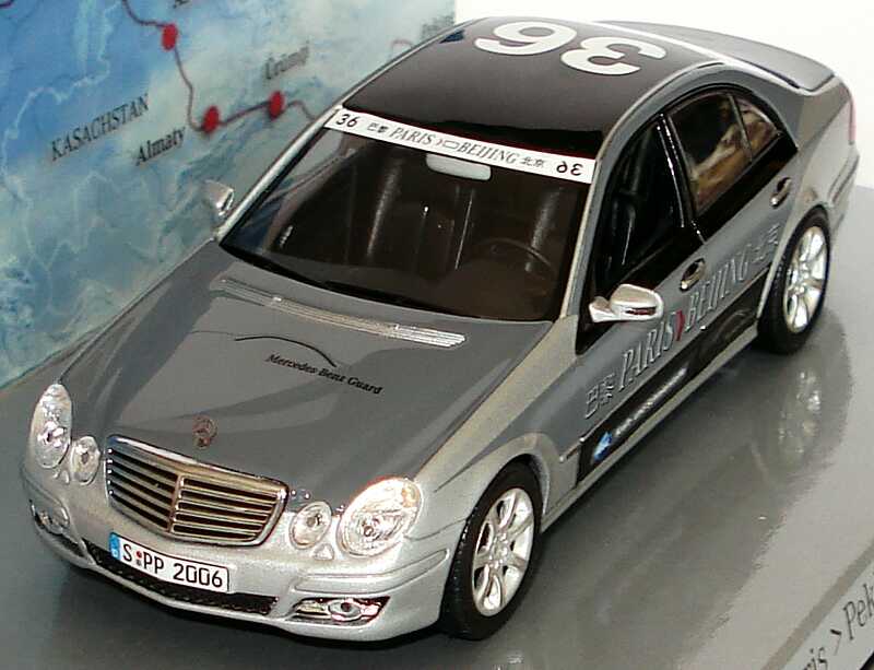 Foto 1:43 Mercedes-Benz E-Klasse Facelift (W211) Rallye Paris-Peking Team Mercedes-Benz Guard Nr.36 Werbemodell Minichamps B66962270