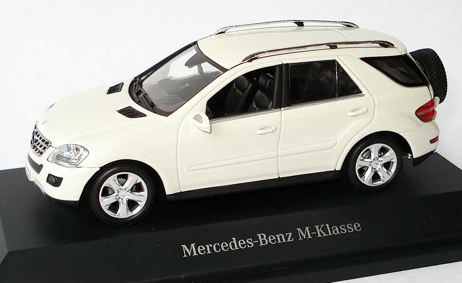Foto 1:43 Mercedes-Benz M-Klasse Facelift 2008 (W164) calcitweiß mit Ersatzrad Werbemodell Minichamps B66960002