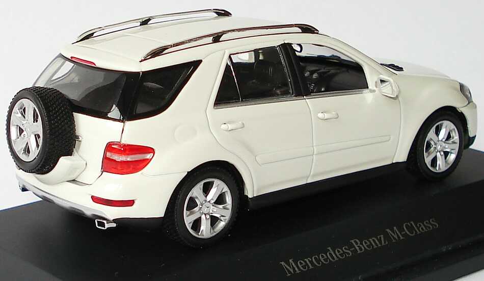 Foto 1:43 Mercedes-Benz M-Klasse Facelift 2008 (W164) calcitweiß mit Ersatzrad Werbemodell Minichamps B66960002