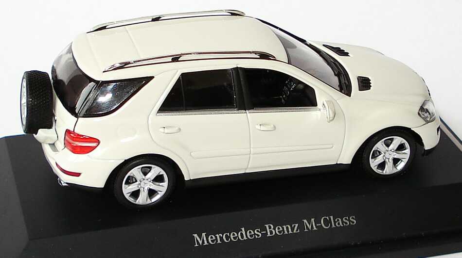 Foto 1:43 Mercedes-Benz M-Klasse Facelift 2008 (W164) calcitweiß mit Ersatzrad Werbemodell Minichamps B66960002