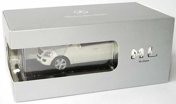 Foto 1:43 Mercedes-Benz M-Klasse Facelift 2008 (W164) calcitweiß mit Ersatzrad Werbemodell Minichamps B66960002
