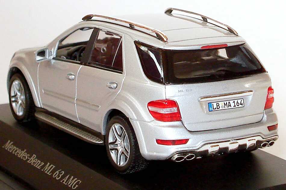 Foto 1:43 Mercedes-Benz ML 63 AMG Facelift 2008 (W164) silber-met. Werbemodell Minichamps B66960017