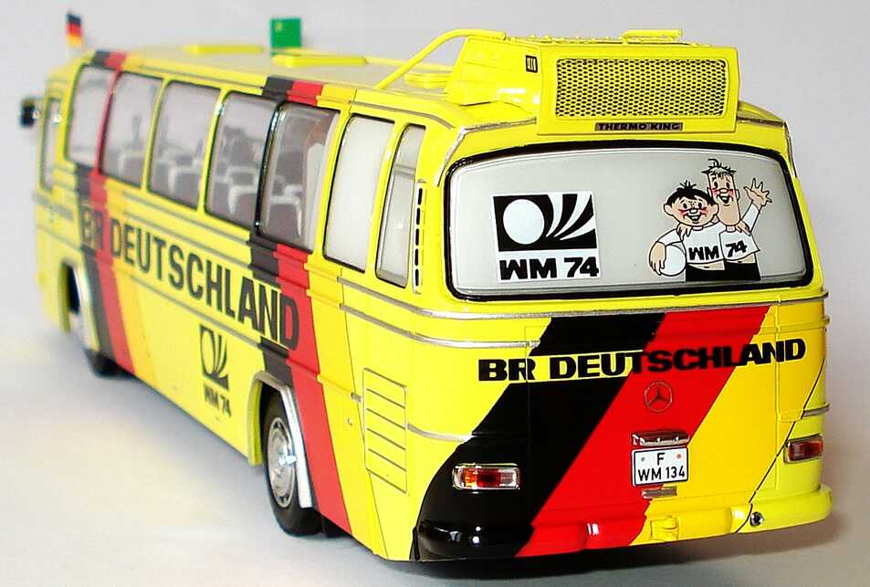 Foto 1:43 Mercedes-Benz O 302 Mannschaftsbus BR Deutschland Fußball-WM 1974 Werbemodell Minichamps B66960229