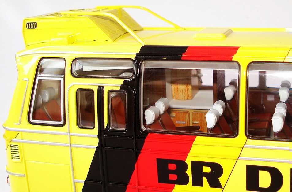 Foto 1:43 Mercedes-Benz O 302 Mannschaftsbus BR Deutschland Fußball-WM 1974 Werbemodell Minichamps B66960229