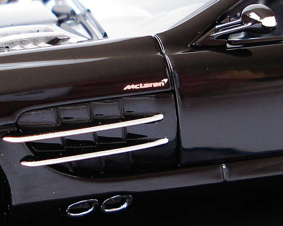 Foto 1:43 Mercedes-Benz SLR McLaren Roadster (R199) crystal galaxite black Werbemodell Minichamps B66961006