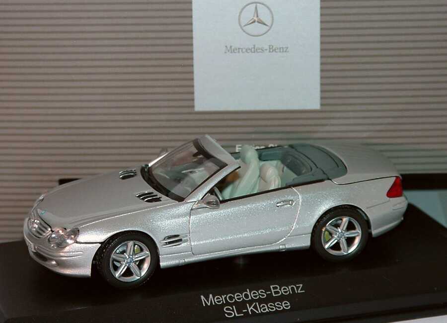 Foto 1:43 Mercedes-Benz SL 500 (R230) brillantsilber-met. mit funktionalem Variodach Werbemodell Norev B66961968