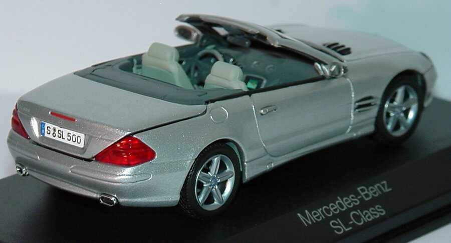 Foto 1:43 Mercedes-Benz SL 500 (R230) brillantsilber-met. mit funktionalem Variodach Werbemodell Norev B66961968