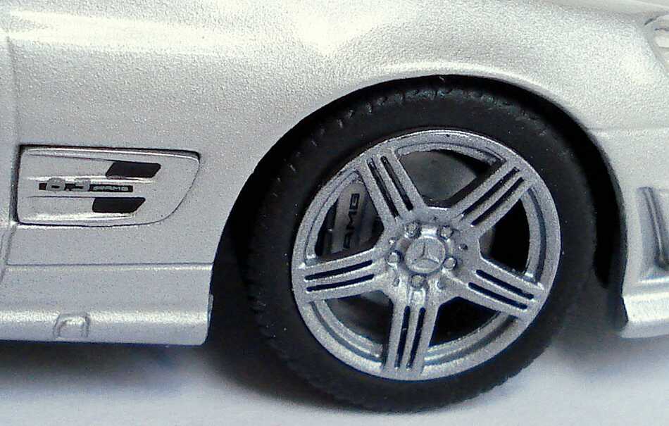 Foto 1:43 Mercedes-Benz SL 63 AMG (R230, Modell 2008) silber-met. Werbemodell Minichamps B66960018
