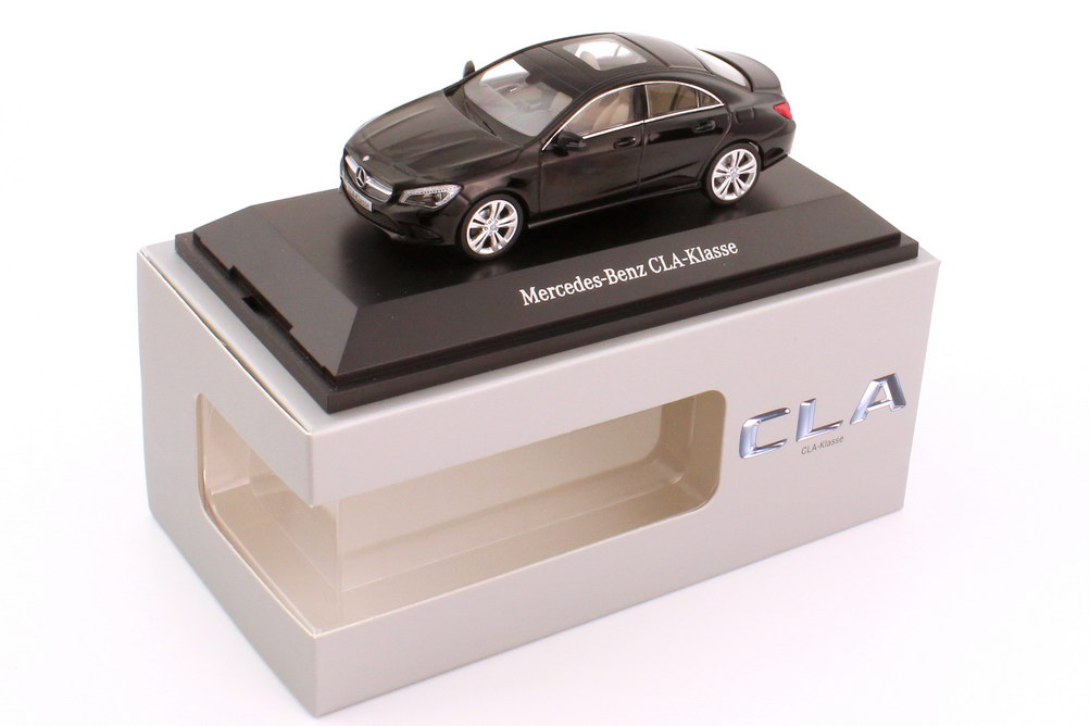 Foto 1:43 Mercedes-Benz CLA-Klasse 2013 (C117) kosmos-schwarz-met. Werbemodell Schuco B66960127