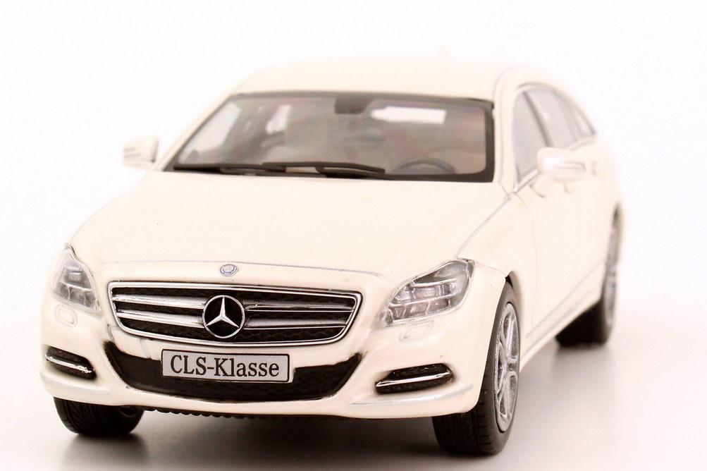 Foto 1:43 Mercedes-Benz CLS Shooting Brake (X218) bright-diamant-weiß Werbemodell Norev B66960113