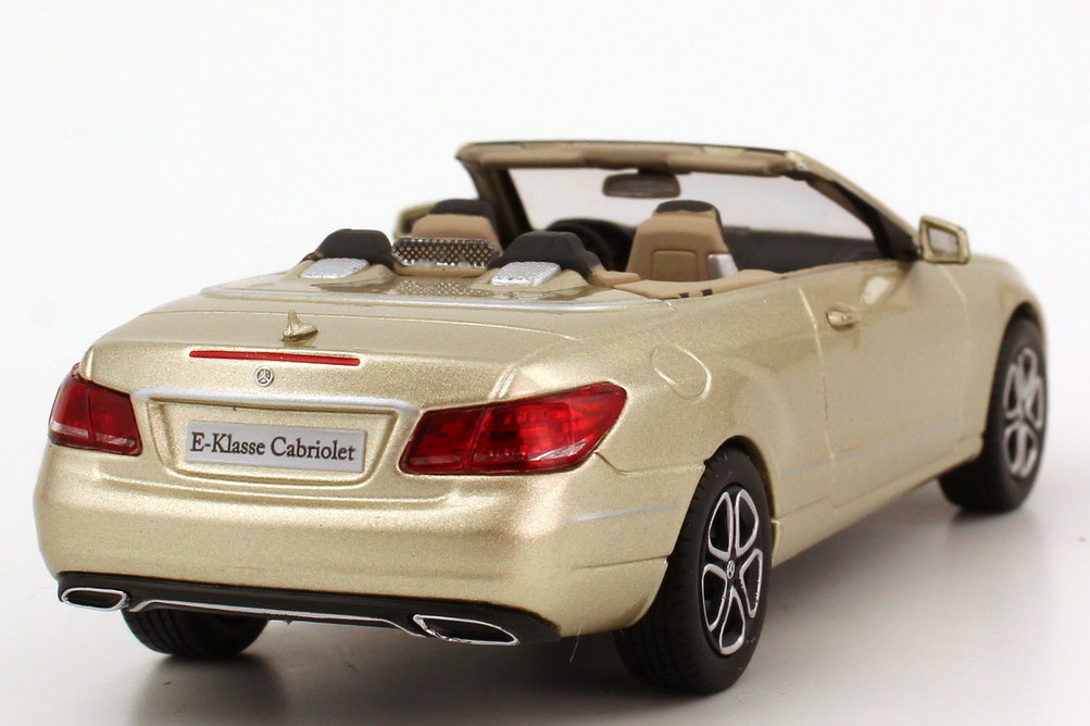 Foto 1:43 Mercedes-Benz E-Klasse Cabrio 2013 (A207 MOPF) argonit-silber-met. Werbemodell Kyosho B66960194