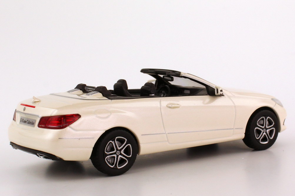 Foto 1:43 Mercedes-Benz E-Klasse Cabrio 2013 (A207 MOPF) diamant-weiß-met. Werbemodell Kyosho B66960195