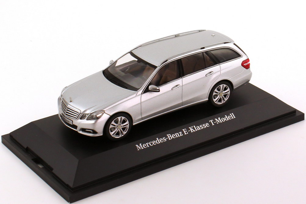 Foto 1:43 Mercedes-Benz E-Klasse T-Modell (S212) Avantgarde iridiumsilber-met. Werbemodell Schuco B66962435
