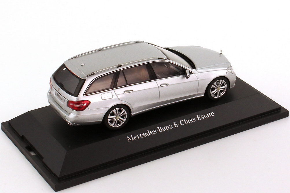 Foto 1:43 Mercedes-Benz E-Klasse T-Modell (S212) Avantgarde iridiumsilber-met. Werbemodell Schuco B66962435
