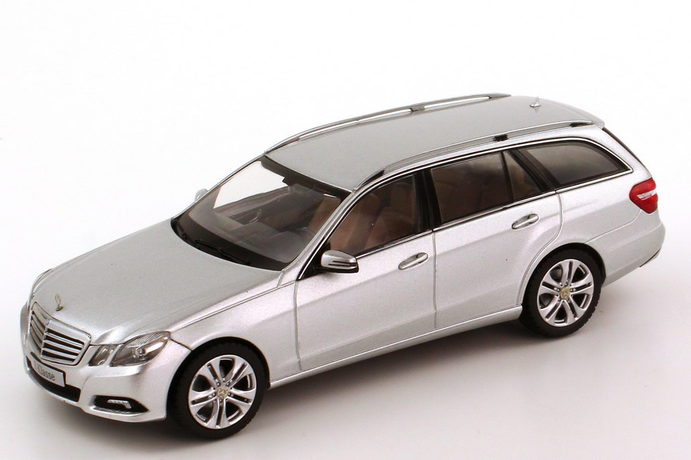 Foto 1:43 Mercedes-Benz E-Klasse T-Modell (S212) Avantgarde iridiumsilber-met. Werbemodell Schuco B66962435