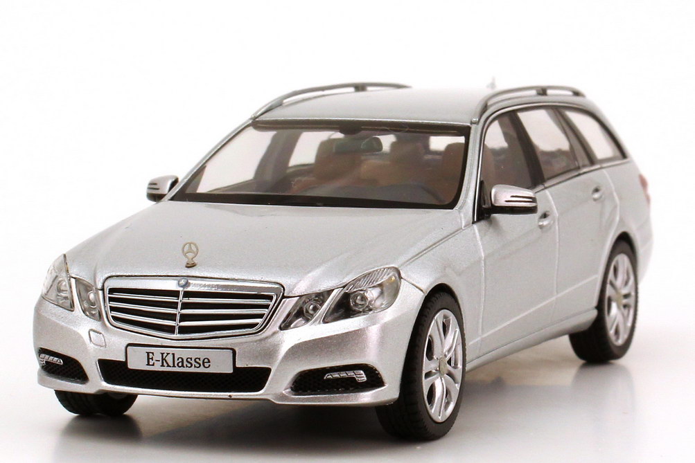 Foto 1:43 Mercedes-Benz E-Klasse T-Modell (S212) Avantgarde iridiumsilber-met. Werbemodell Schuco B66962435