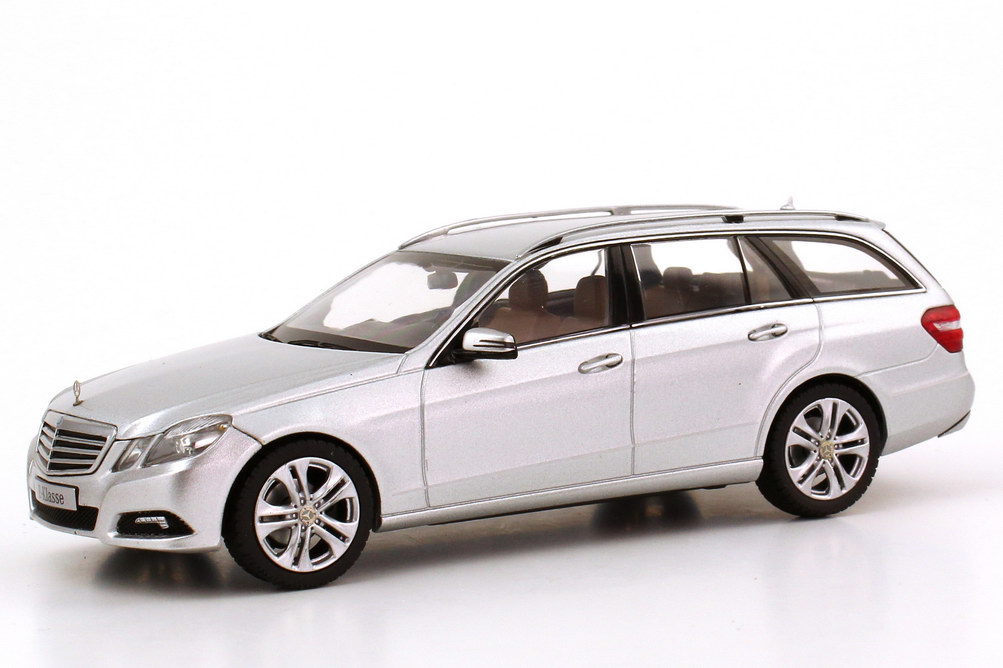 Foto 1:43 Mercedes-Benz E-Klasse T-Modell (S212) Avantgarde iridiumsilber-met. Werbemodell Schuco B66962435