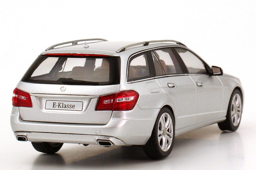 Foto 1:43 Mercedes-Benz E-Klasse T-Modell (S212) Avantgarde iridiumsilber-met. Werbemodell Schuco B66962435
