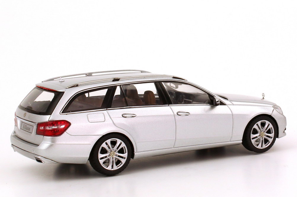 Foto 1:43 Mercedes-Benz E-Klasse T-Modell (S212) Avantgarde iridiumsilber-met. Werbemodell Schuco B66962435