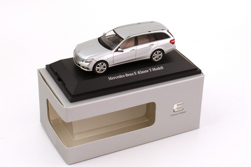Foto 1:43 Mercedes-Benz E-Klasse T-Modell (S212) Avantgarde iridiumsilber-met. Werbemodell Schuco B66962435