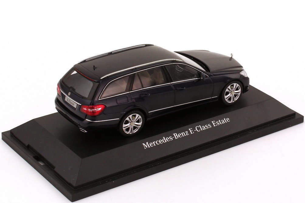 Foto 1:43 Mercedes-Benz E-Klasse T-Modell (S212) Avantgarde tansanitblau-met. Werbemodell Schuco B66962436
