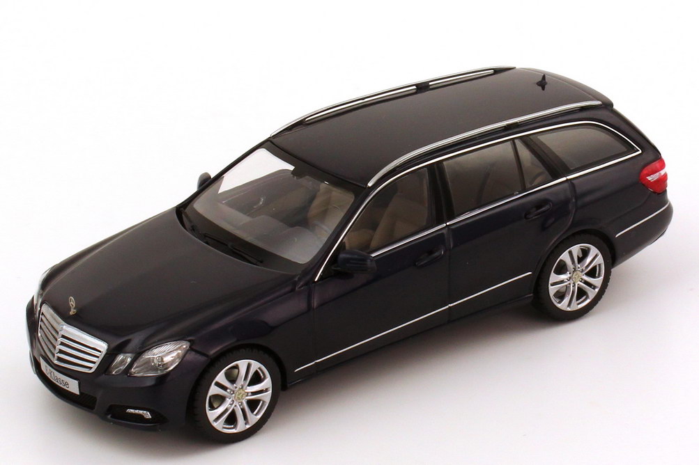 Foto 1:43 Mercedes-Benz E-Klasse T-Modell (S212) Avantgarde tansanitblau-met. Werbemodell Schuco B66962436