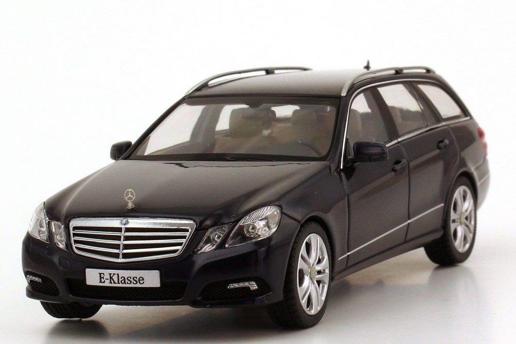 Foto 1:43 Mercedes-Benz E-Klasse T-Modell (S212) Avantgarde tansanitblau-met. Werbemodell Schuco B66962436