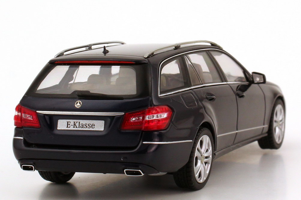 Foto 1:43 Mercedes-Benz E-Klasse T-Modell (S212) Avantgarde tansanitblau-met. Werbemodell Schuco B66962436