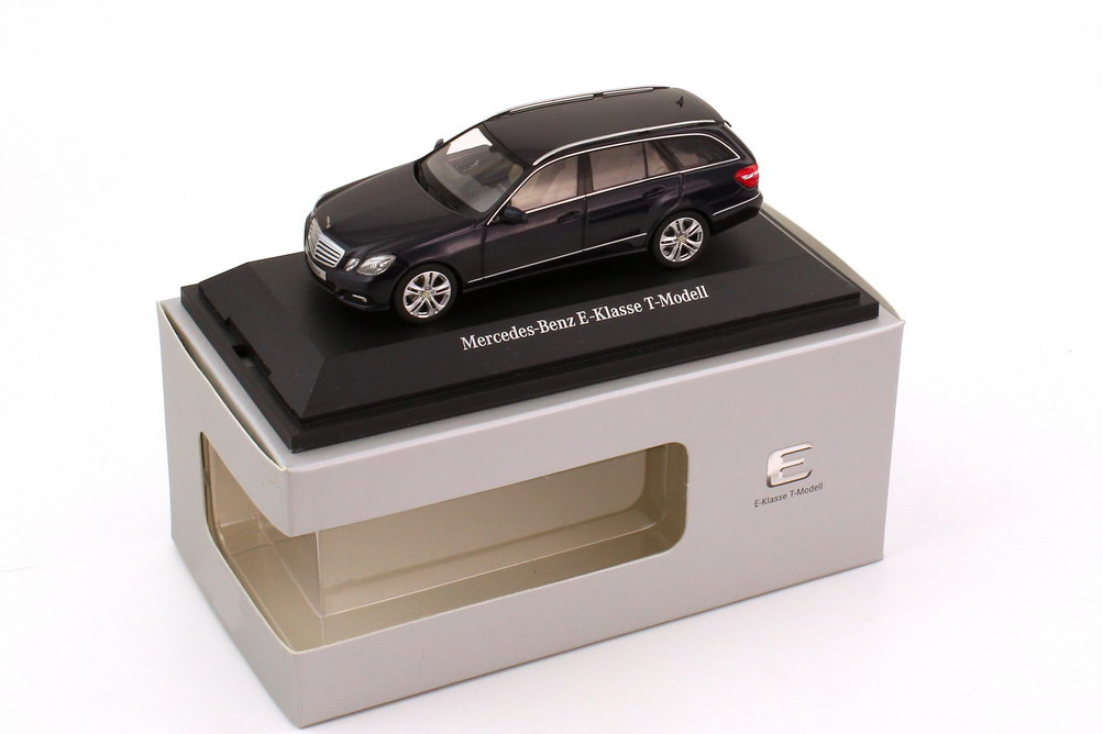Foto 1:43 Mercedes-Benz E-Klasse T-Modell (S212) Avantgarde tansanitblau-met. Werbemodell Schuco B66962436