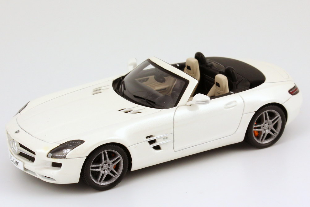 Foto 1:43 Mercedes-Benz SLS AMG Roadster (R197) dsigno-mystic-weiß-met. Werbemodell Spark B66960159