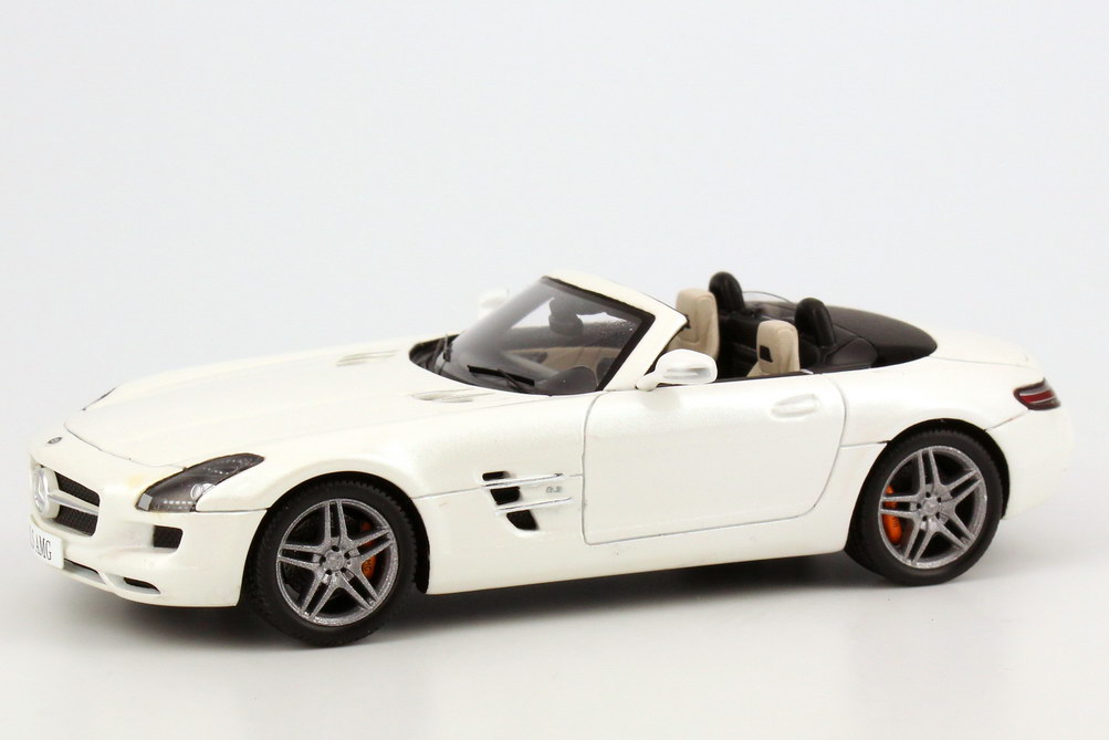 Foto 1:43 Mercedes-Benz SLS AMG Roadster (R197) dsigno-mystic-weiß-met. Werbemodell Spark B66960159