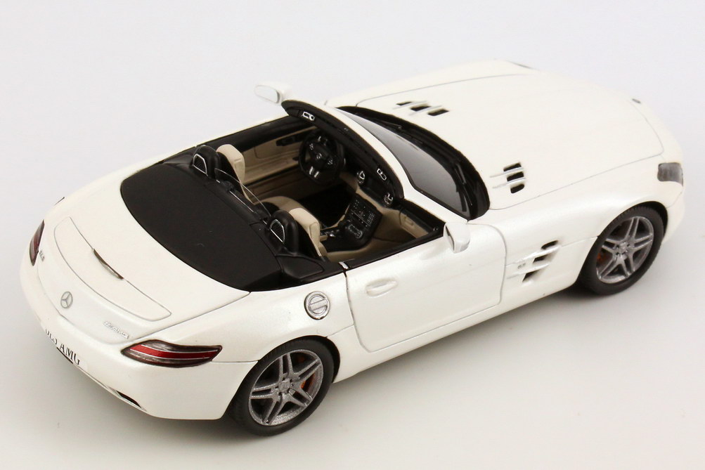 Foto 1:43 Mercedes-Benz SLS AMG Roadster (R197) dsigno-mystic-weiß-met. Werbemodell Spark B66960159