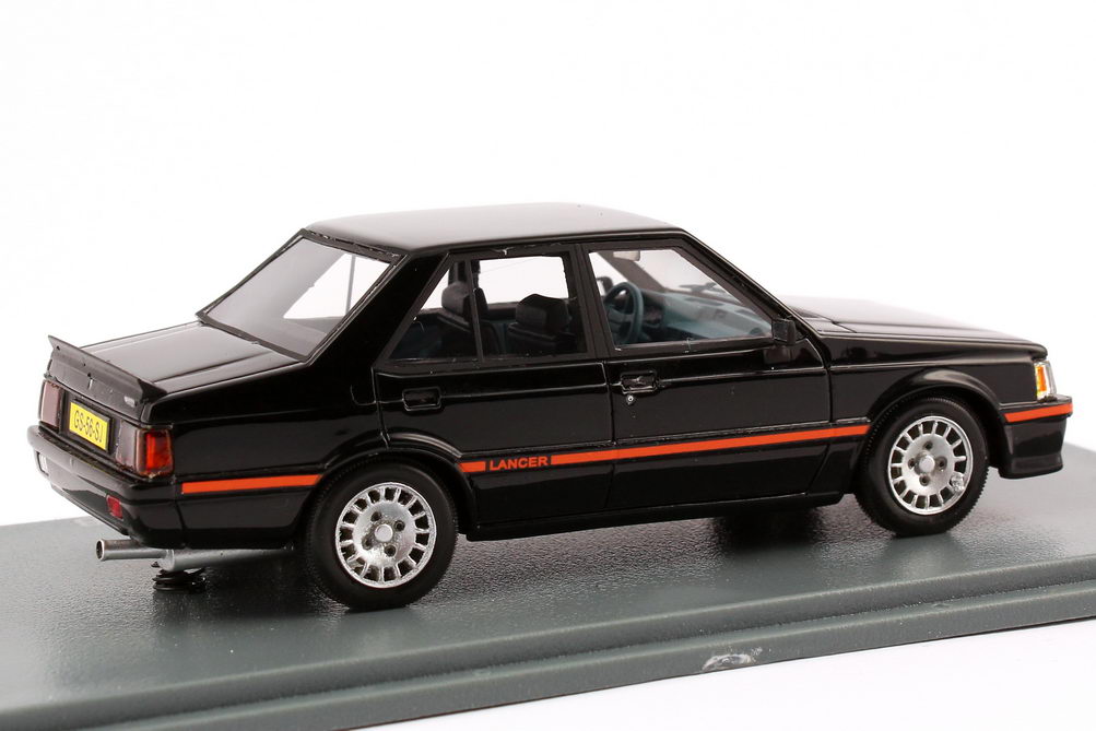 Foto 1:43 Mitsubishi Lancer EX 2000 Turbo SB schwarz NEO Scale Models 45256