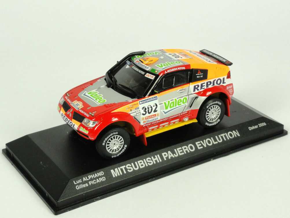 Foto 1:43 Mitsubishi Pajero Evolution V Rallye Paris Dakar 2006 Repsol, Valeo Nr.302, Alphand / Picard Siegerfahrzeug Norev 800105