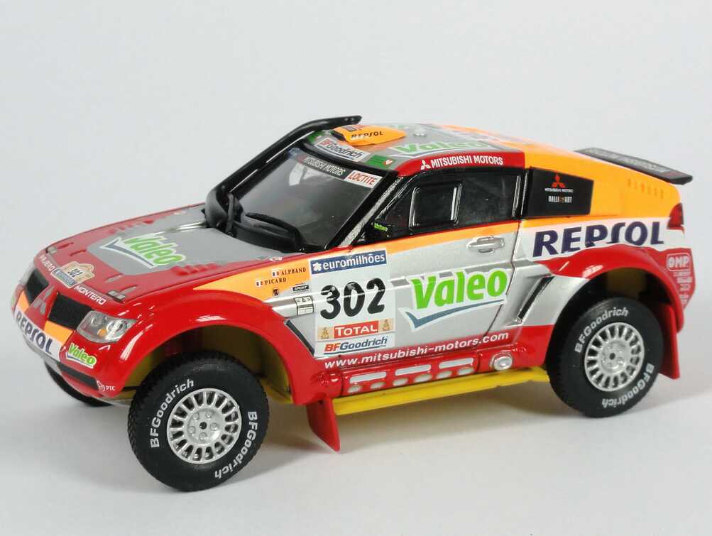 Foto 1:43 Mitsubishi Pajero Evolution V Rallye Paris Dakar 2006 Repsol, Valeo Nr.302, Alphand / Picard Siegerfahrzeug Norev 800105