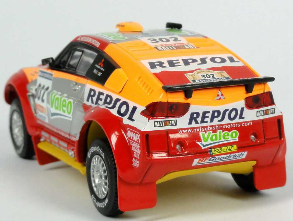 Foto 1:43 Mitsubishi Pajero Evolution V Rallye Paris Dakar 2006 Repsol, Valeo Nr.302, Alphand / Picard Siegerfahrzeug Norev 800105
