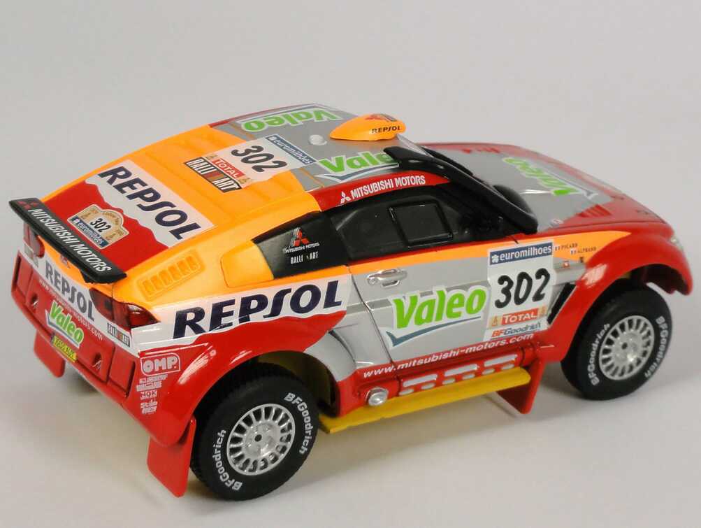 Foto 1:43 Mitsubishi Pajero Evolution V Rallye Paris Dakar 2006 Repsol, Valeo Nr.302, Alphand / Picard Siegerfahrzeug Norev 800105