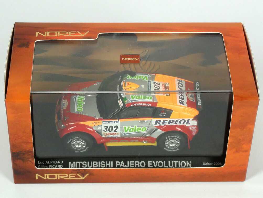 Foto 1:43 Mitsubishi Pajero Evolution V Rallye Paris Dakar 2006 Repsol, Valeo Nr.302, Alphand / Picard Siegerfahrzeug Norev 800105