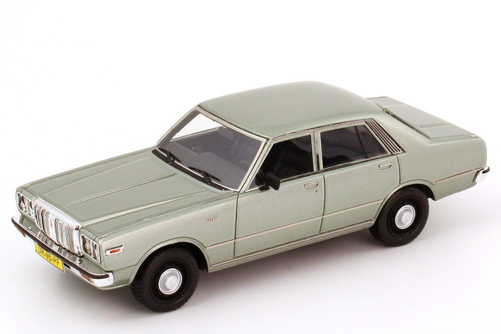 Foto 1:43 Nissan Datsun 200L Laurel (C230) silber-grün-met. NEO Scale Models 44495