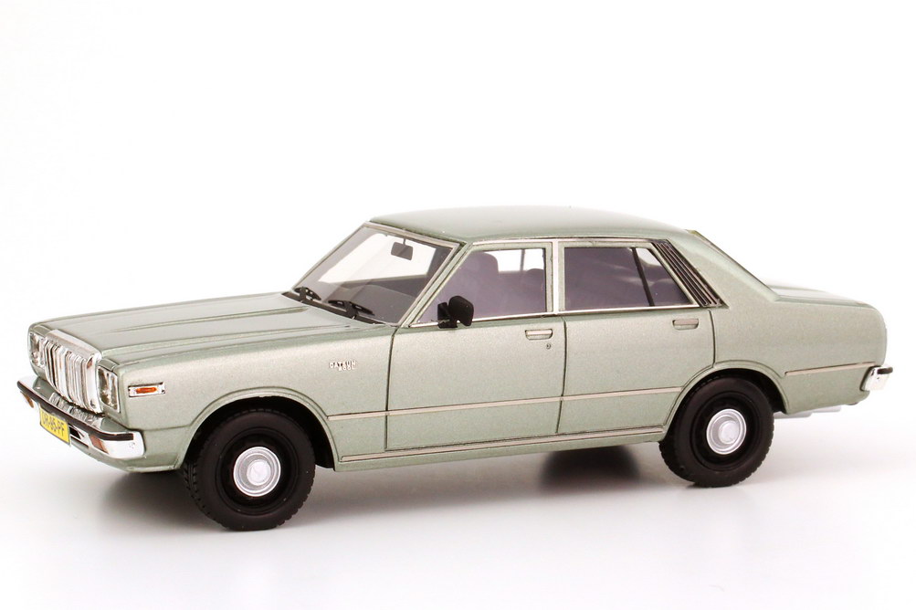 Foto 1:43 Nissan Datsun 200L Laurel (C230) silber-grün-met. NEO Scale Models 44495