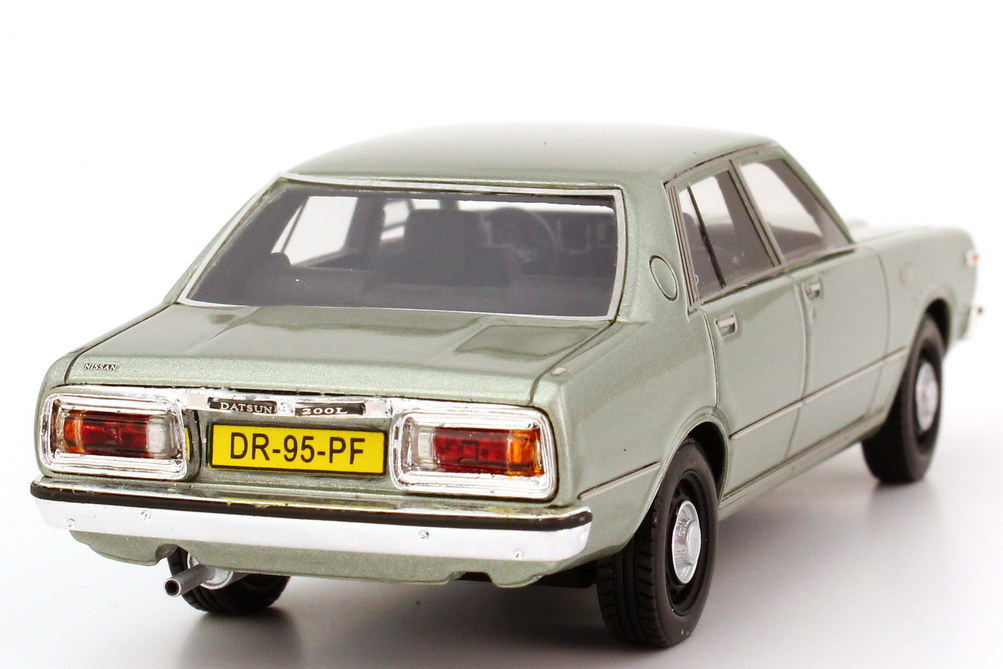 Foto 1:43 Nissan Datsun 200L Laurel (C230) silber-grün-met. NEO Scale Models 44495