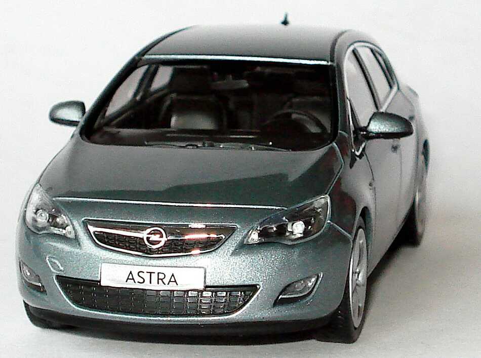 Opel Astra J 5-türig silbersee-met. Werbemodell Minichamps in der 1zu87.com  Modellauto-Galerie